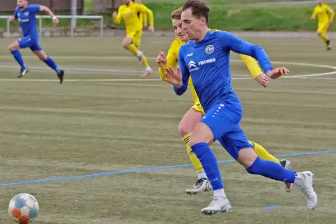 Flügelstürmer Bastian Rinn (blaues Trikot, hier im Spiel gegen FV Dudenhofen II) erzielte das erste Saisontor für den FV Freinsh