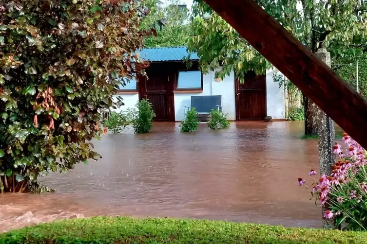 In der Talstraße in St. Ingbert-Oberwürzbach standen am Freitag auch mehrere Gärten unter Wasser. 