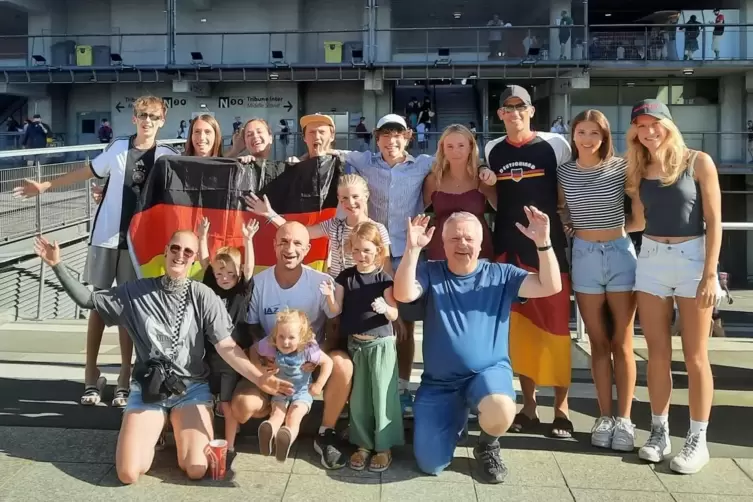 Holger Hell (unten rechts) mit seiner „Reisegruppe“ vor dem Stade de France.