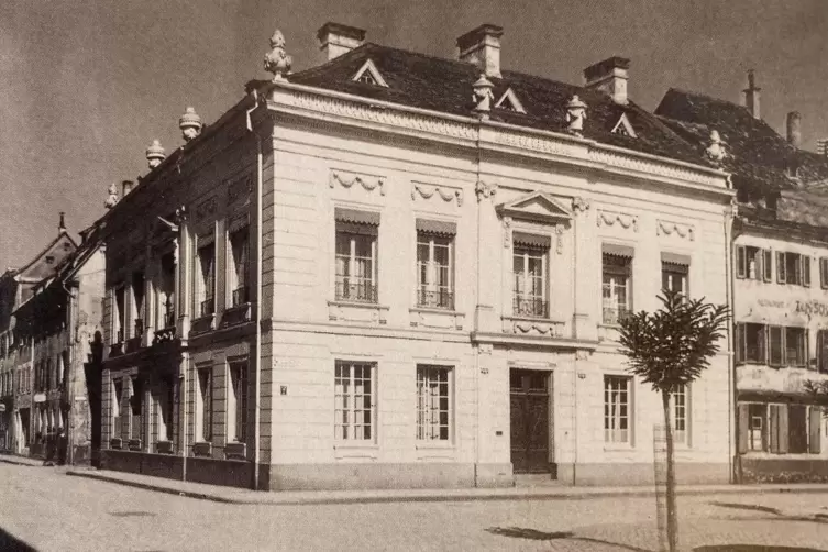 Die alte Aufnahme des Landauer Stadtarchivs zeigt das Geburtshaus Bréals, das Böckingsche Haus am Rathausplatz. 