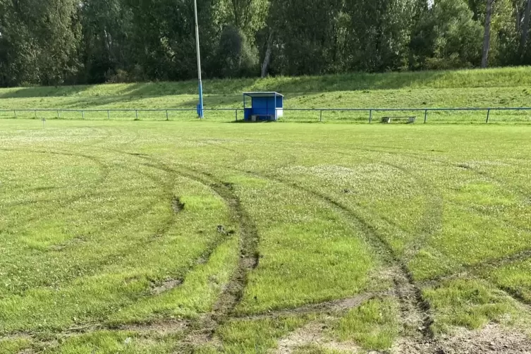 Zerstört: Reifenspuren auf dem Rasenplatz in Heiligenstein. 