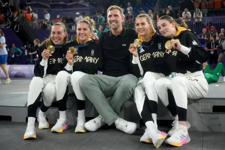 Dirk Nowitzki feiert mit den Goldmedaillengewinnerinnen Svenja Brunckhorst, Marie Reichert, Sonja Greinacher und Elisa Mevius.