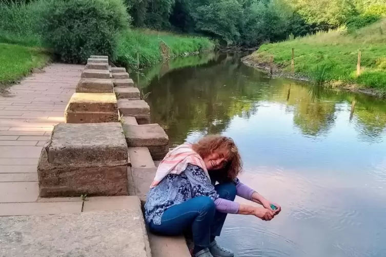 Die Geowissenschaftlerin Eva Schillo an der historischen Wäschetreppe am Glan in Höhe der Dietschweilerer Mühle. Dort wurden frü