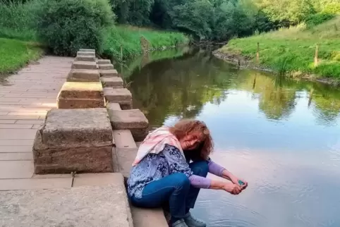 Die Geowissenschaftlerin Eva Schillo an der historischen Wäschetreppe am Glan in Höhe der Dietschweilerer Mühle. Dort wurden frü