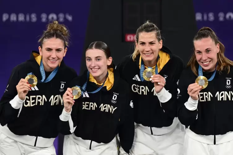 Marie Reichert (l-r), Elisa Mevius, Sonja Greinacher und Svenja Brunckhorst haben Geschicht geschrieben. 