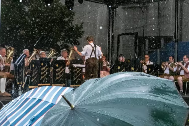 Trotz heftiger Regenschauer ließen sich die Göllheimer das Konzert der Otterstädter Musikanten nicht entgehen.