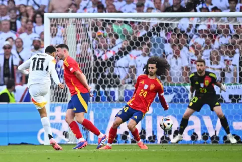 Handspiel? Handspiel! Die umstrittene Aktion des Spaniers Marc Cucurella im EM-Viertelfinale, das Gastgeber Deutschland verlor. 