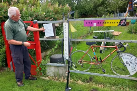 Karl-Heinz Täffner vor dem Pannenhilfe-Set am Garten der Rodenbacher Radfahrer.