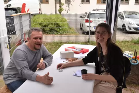 Gute Stimmung: Kai Jakoby und Anna-Lena Abend beim Kniffelspielen.