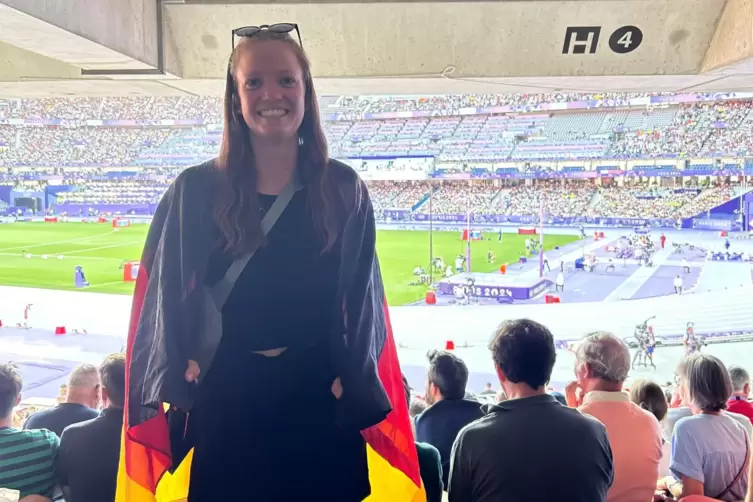 Bea Schultheiß im Stade de France, wo sie – natürlich – den Stabhochsprung-Wettbewerb der Olympischen Spiele (im Hintergrund) ve