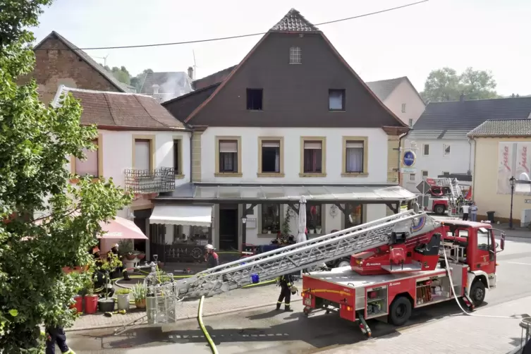 Dicht an dicht: Für die Anbauten am Hotel und die Gebäude in der Nachbarschaft bestand Gefahr. 