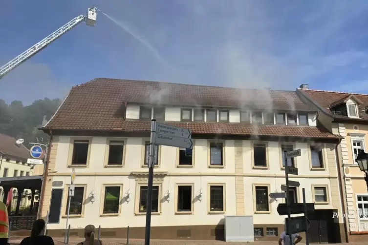 Wasser von oben: Die Feuerwehr hat am Dienstagmorgen verhindern können, dass der Dachstuhl des Hotels Königsberg in Wolfstein in