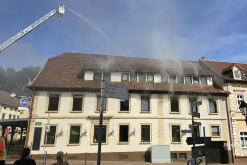 Wasser von oben: Die Feuerwehr hat am Dienstagmorgen verhindern können, dass der Dachstuhl des Hotels Königsberg in Wolfstein in