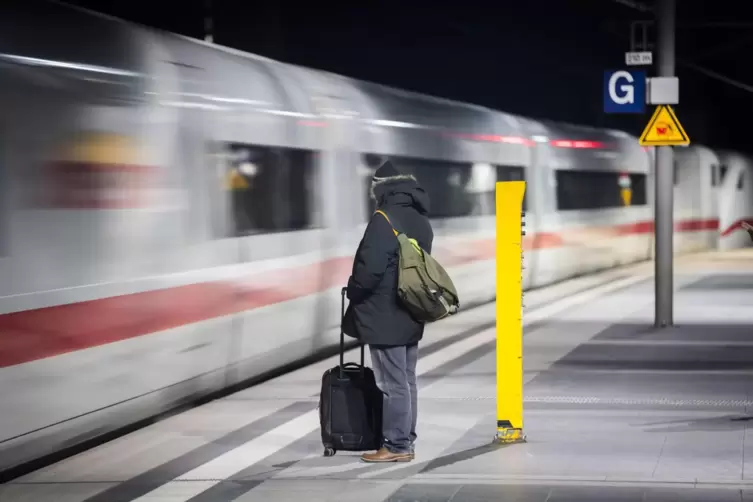 Vorsicht ist geboten, wenn man per App Bahntickets für andere Reisende buchen will. 