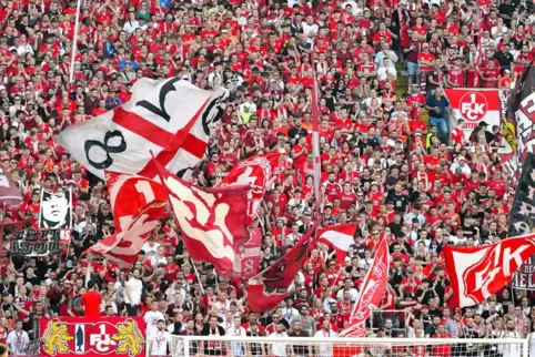 Prall gefüllte Westkurve im Fritz-Walter-Stadion : Das ist wohl auch am Freitag wieder zu erwarten. 