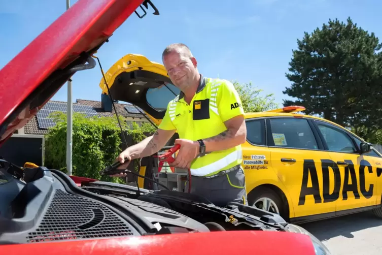 Unterwegs bei jedem Wetter: Ruben Neideck im Auftrag des ADAC. 