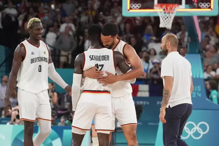 Isaac Bonga, Dennis Schröder und Nick Weiler-Babb (von links) freuen sich über den Halbfinal-Einzug. 