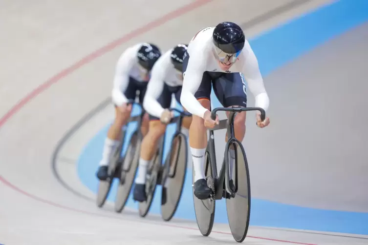 Das spontan neu zusammengesetzte Bahnrad-Trio für den Teamsprint: Nik Schröter vorne, Luca Spiegel an Position zwei, hinten Maxi