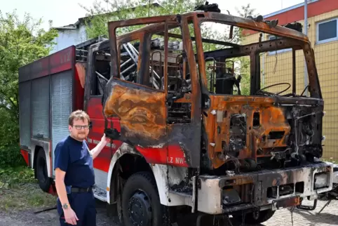 Von diesem Tanklöschfahrzeug soll der Brand ausgegangen sein. Kunststoffdach und Aluleiter seien durch die Hitze völlig verschmo