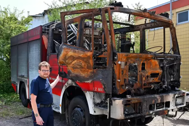 Von diesem Tanklöschfahrzeug soll der Brand ausgegangen sein. Kunststoffdach und Aluleiter seien durch die Hitze völlig verschmo