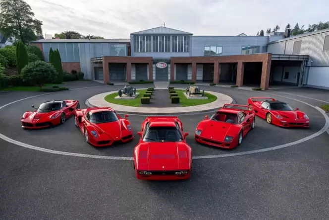 Ferrari vor dem Nationalen Automuseum