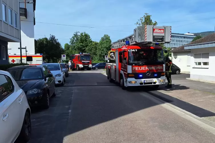 Es standen fünf Fahrzeuge sowie 16 Kräfte der Feuerwehr im Einsatz. 