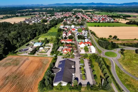 Eingebettet in die Landschaft: Hanhofen und sein Gewerbegebiet „An den Gewerbewiesen“ (im Vordergrund).