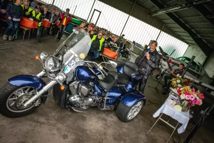 Weil 2023 in Winterbach Bauarbeiten im Gange waren, fand der Motorradgottesdienst erstmals auf der Pottschütthöhe statt. Pfarrer