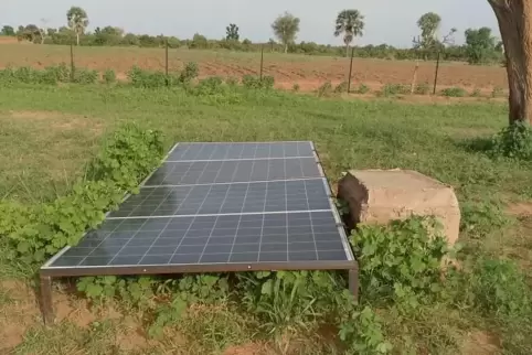 Kraft der Sonne: Eine Photovoltaikanlage treibt die Pumpe an, mit der Wasser aus der Tiefe gefördert wird.