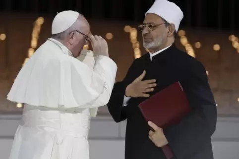 Papst Franziskus (links) und Scheich Ahmed al-Tajjib, Großimam der Al-Azhar-Universität in Kairo, 2019 im Austausch. 