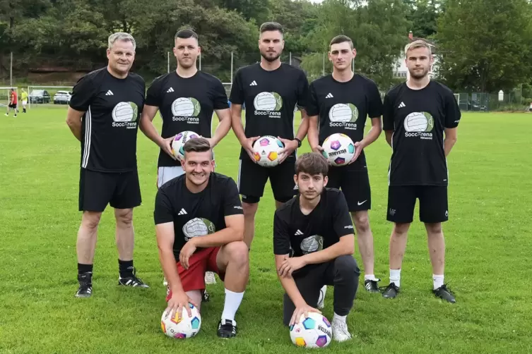 Die Neuzugänge der SG Harsberg-Wallhalben-Mittelbrunn (stehend von links): Trainer Michael Müller, Jonas Auer, Denis Bold, Phili