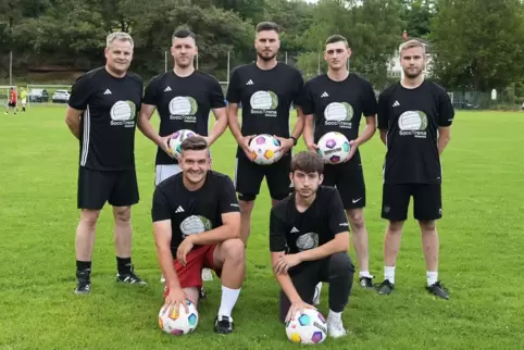 Die Neuzugänge der SG Harsberg-Wallhalben-Mittelbrunn (stehend von links): Trainer Michael Müller, Jonas Auer, Denis Bold, Phili