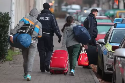 Polizeibeamte begleiten zwei abgelehnte Asylbewerberinnen bei ihrer Abschiebung. Dass die Ausreise in den meisten Fällen nicht d