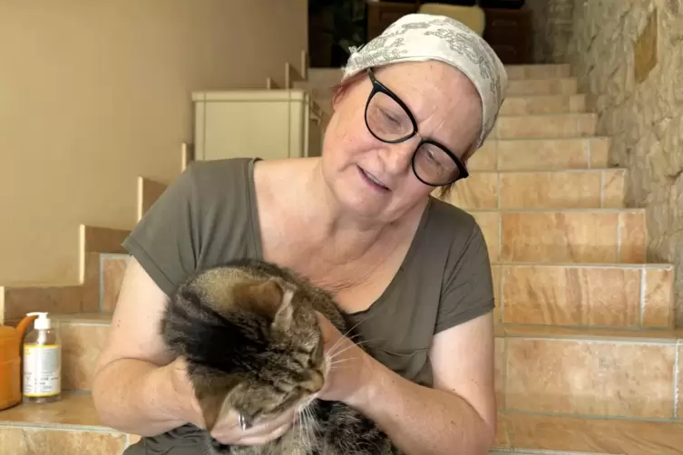 Monika Liebig mit ihrer eigenen Katze Mimmi, die krankheitsbedingt eingeschläfert werden musste. 