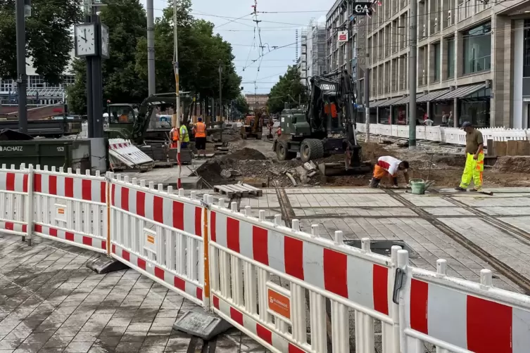 Zwischen Paradeplatz und Schloss werden die Gleise erneuert.