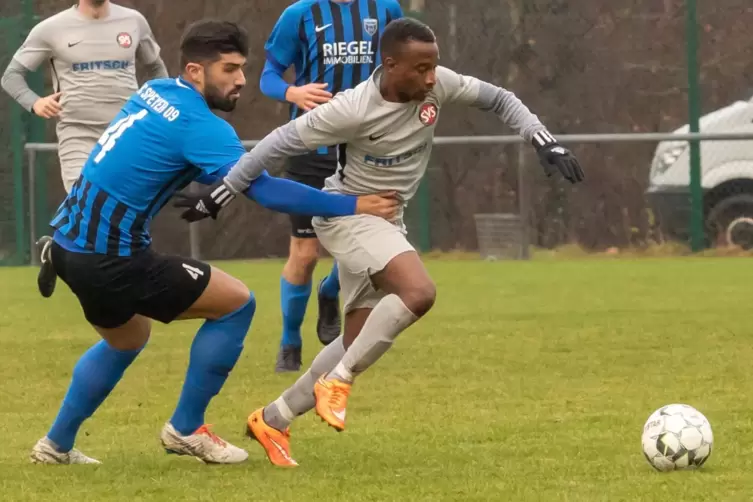 In der Region nicht unbekannt: Der neue U17-Trainer Maurizio de Vico (links), hier mit dem FC Speyer 09 gegen Kevin Akouete Amai