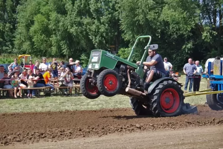 Legen sich mit ihrem Traktor mächtig ins Zeug: die Winzer. 