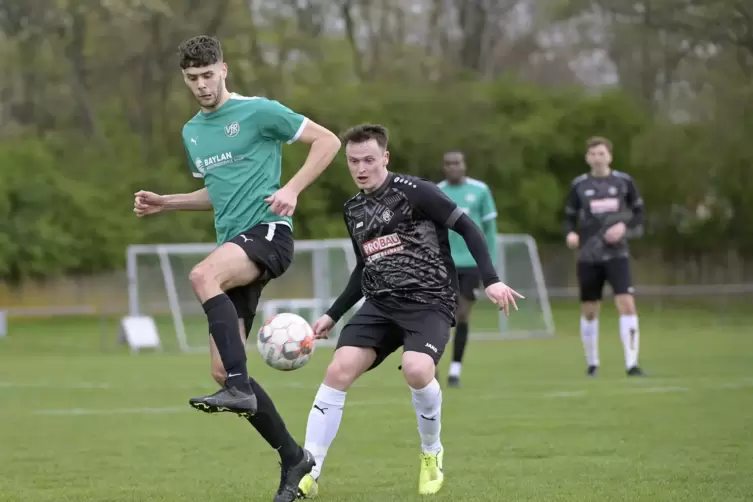 Ballkontrolle: Vincent Karcher (grün, VfR) ringt mit Spieler Jannick Rieger (Arminia).