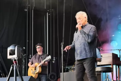 Kräftige Stimme, stechender Blick: Tom Jones mit Band bei seinem Konzert im Schwetzinger Schlossgarten.