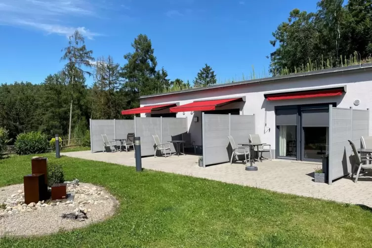 Jedes Zimmer hat eine abgeschirmte Terrasse mit Blick in den schönen Garten. 