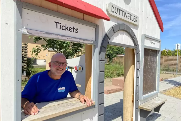 Ticket in vergangene Zeiten: Der neue Spielplatz in der Kreuzbergstraße widmet sich thematisch dem Bahnhof, den es an der Stelle