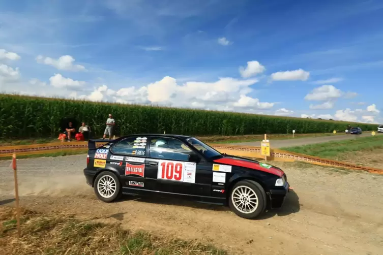 Gleich staubt’s: Sebastian und Denise Dietz in ihrem BMW 323ti beim beim 1. HWRT Retro Rallyesprint in Wohlmuthausen. 