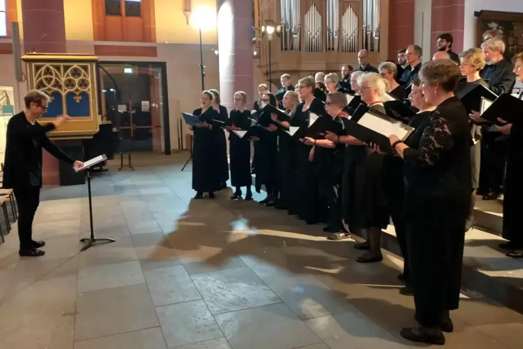 Hannelore Pardall am Pult des Deutsch-Deutschen Kammerchores in Neustadt.