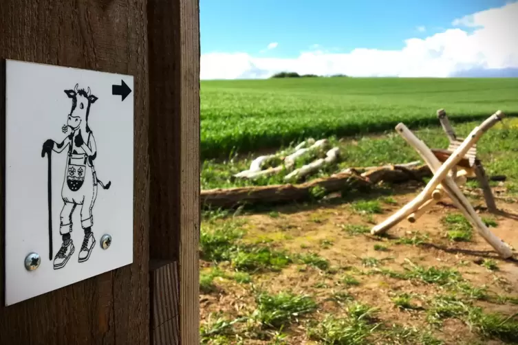 Das Schild mit der wandernden Kuh markiert die Route der Wörsbacher Erlebnistour.