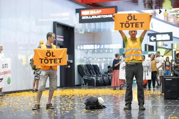 Aktivisten bei einer Störaktion am Flughafen Wien im Juli.