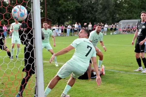 Mit dem Rücken zum Tor erzielt der Grünstadter Armin Mujevic (Nummer 7) per Kopf die 2:1-Führung. 