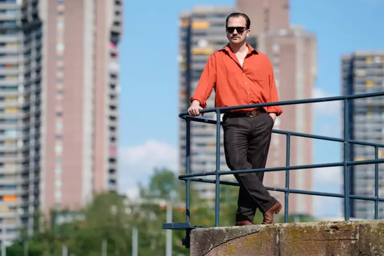 Gringo Mayer, Mundart-Sänger und Entertainer, steht in der Innenstadt vor den Hochhäusern an der Neckarpromenade. 