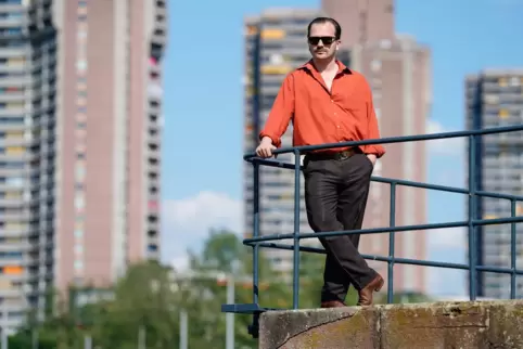 Gringo Mayer, Mundart-Sänger und Entertainer, steht in der Innenstadt vor den Hochhäusern an der Neckarpromenade. 