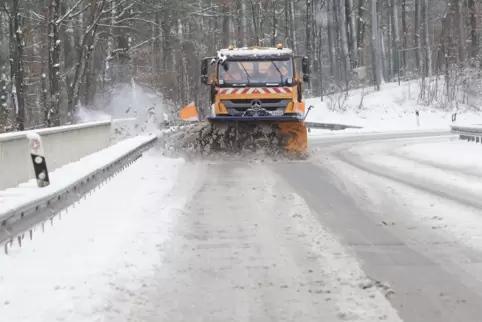 Soll der Winterdienst auf Fahrbahnen den Bürgern angelastet werden können? Darüber wird seit Monaten diskutiert.