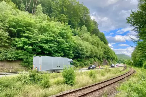 An der berüchtigten Felsnase bei Hauenstein soll kommendes Jahr mit dem Ausbau begonnen werden. Oben im Hang werden künftig zwei